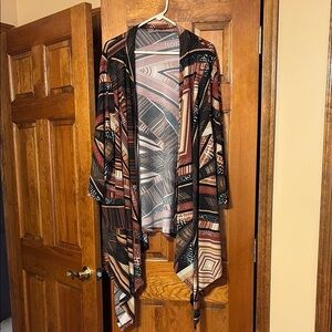 Avenue Geometric Patterned Cape in Black and Brown